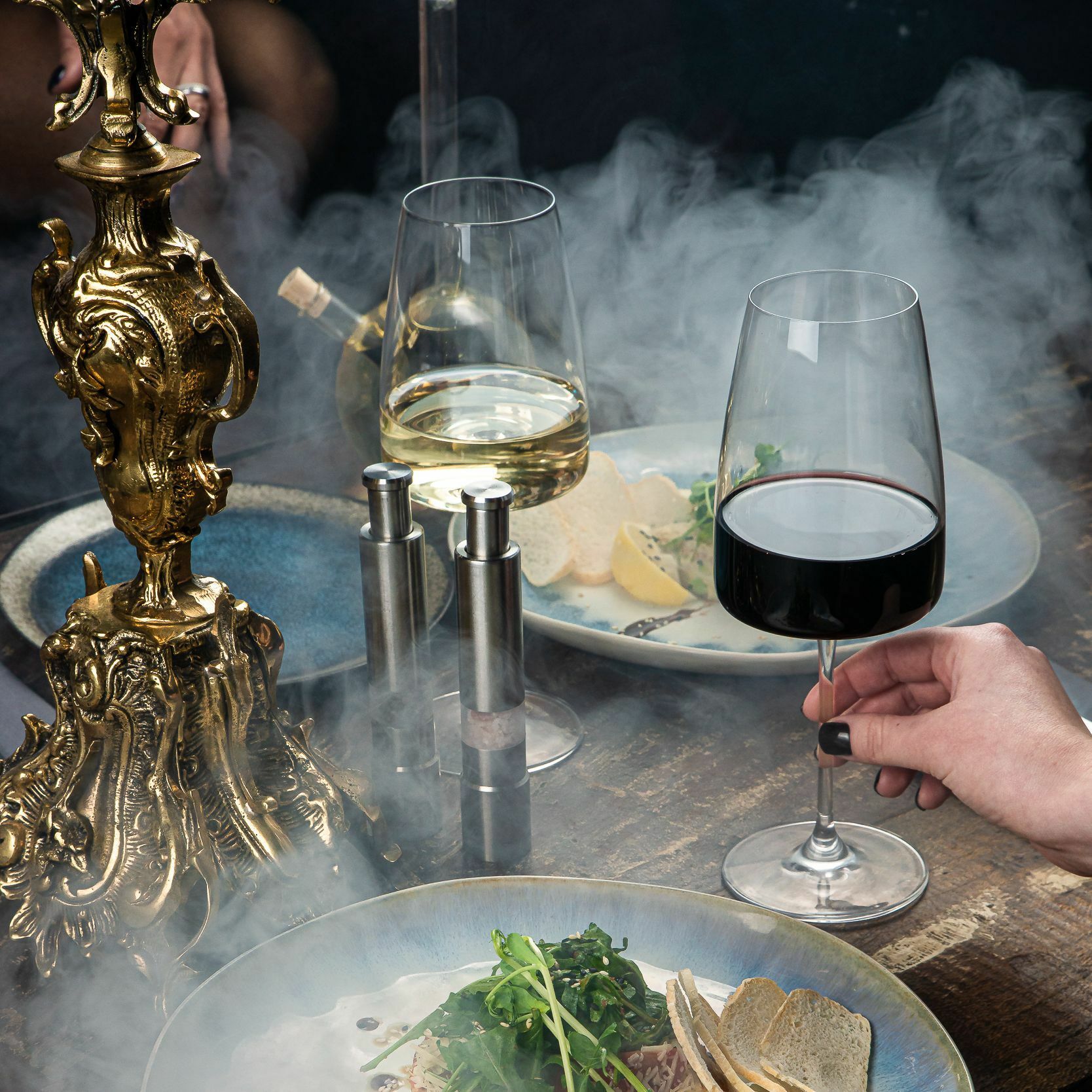 STRONG Bar у вечірньому світлі